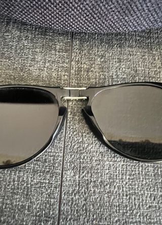 Gafas de sol Persol negras y verdes