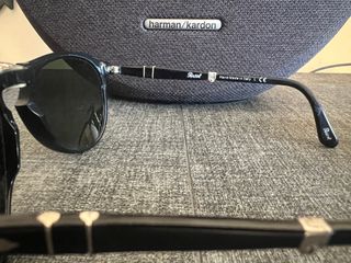 Gafas de sol Persol negras y verdes