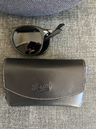 Gafas de sol Persol negras y verdes