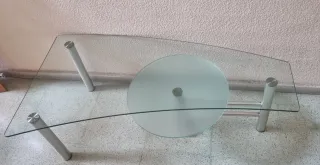 Mesa de centro cristal y metal.