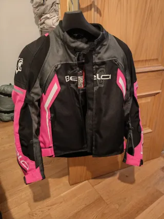 Cazadora de moto negra y rosa