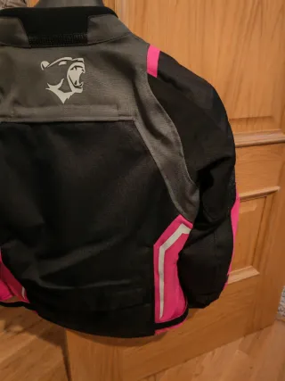 Cazadora de moto negra y rosa