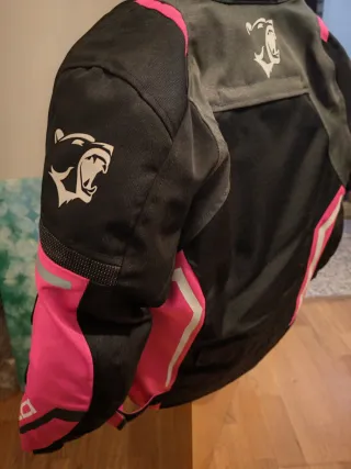 Cazadora de moto negra y rosa