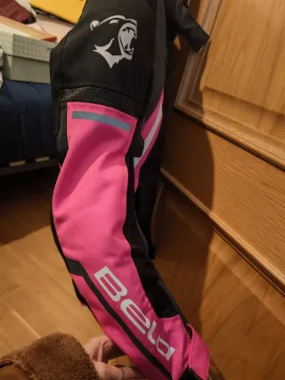 Cazadora de moto negra y rosa