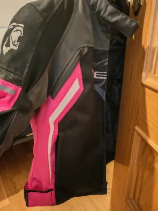 Cazadora de moto negra y rosa