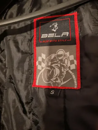 Cazadora de moto negra y rosa