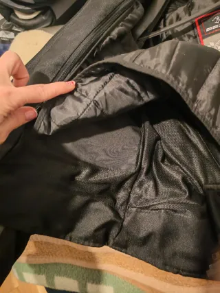 Cazadora de moto negra y rosa