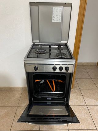 Cocina de gas con horno 3 fuegos (Peñiscola)