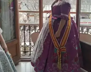 Traje de Fallera Morado y Dorado