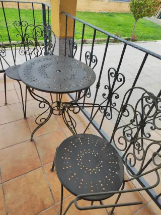 Tavolo e 2 sedie da giardino in metallo