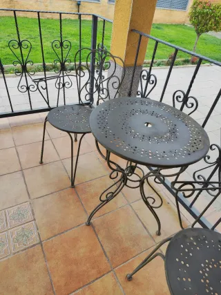 Tavolo e 2 sedie da giardino in metallo