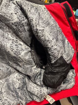 Chaqueta de esquí roja y negra