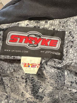 Chaqueta de esquí roja y negra