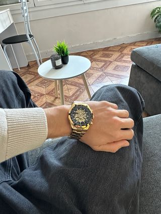 Reloj Automático Dorado con Esfera Abierta