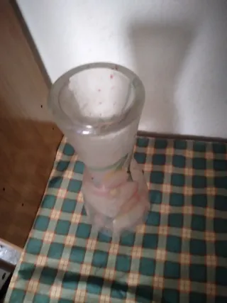 Jarrón de cristal con flores rosas