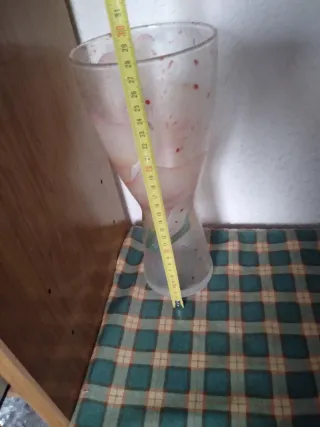 Jarrón de cristal con flores rosas