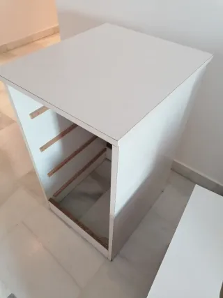 Escritorio con cajonera y dos sillas