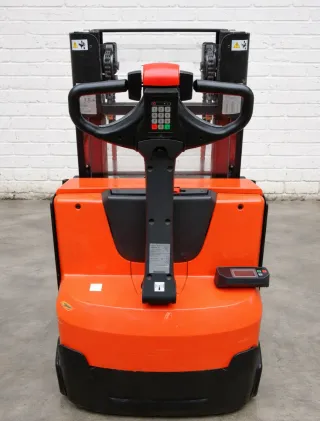 Apilador Eléctrico BT con Elevación de base