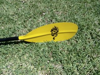 Piragua de fibra de vidrio con asas