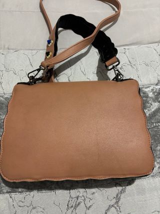 Bolso bandolera con tachuelas