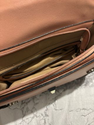 Bolso bandolera con tachuelas