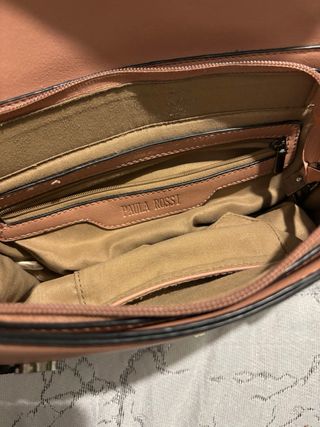 Bolso bandolera con tachuelas