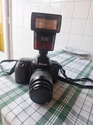 Cámara Nikon F50 réflex analógica + objetivo+funda