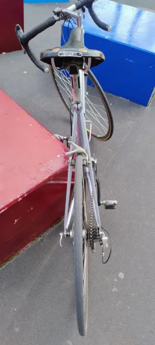 Bicicleta de carretera plateada