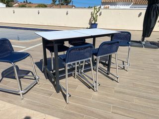 Mesa alta y 6 taburetes exterior
