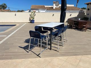 Mesa alta y 6 taburetes exterior