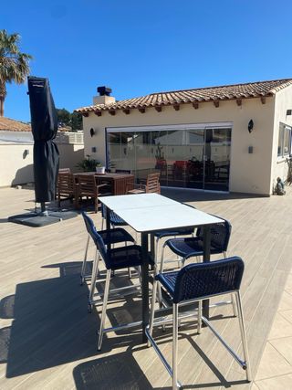 Mesa alta y 6 taburetes exterior