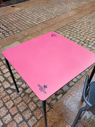 8 Sillas apilables Estrella Damm terraza y 2 mesas