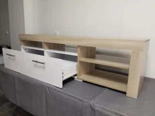 Mueble de madera y blanco