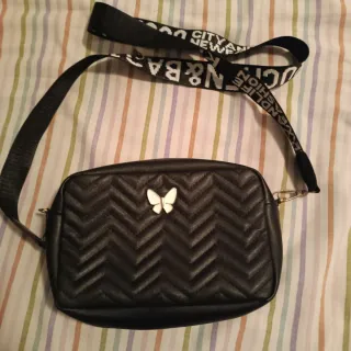 Bolso negro con mariposa