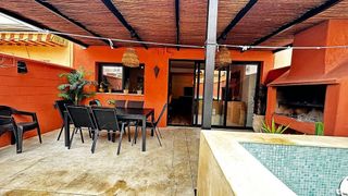 Casa adosada en venta en Gines