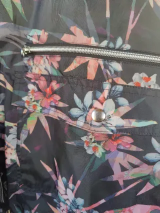 Chaqueta impermeable con estampado floral