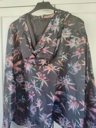 Chaqueta impermeable con estampado floral