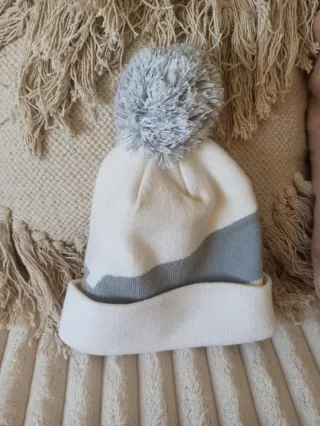 Gorro Nike pompón blanco y gris