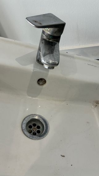 Lavabo de cerámica con grifo