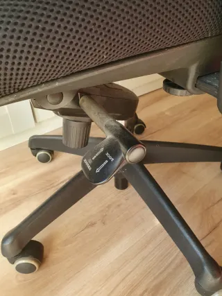 Silla de oficina giratoria negra