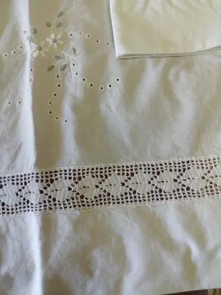 Vecchie lenzuola in cotone ricamate con pizzo
