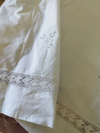 Vecchie lenzuola in cotone ricamate con pizzo