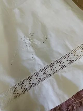 Vecchie lenzuola in cotone ricamate con pizzo