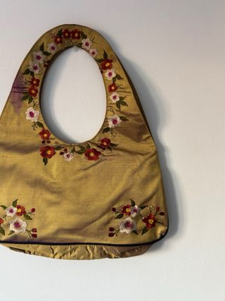 Bolso dorado bordado flores