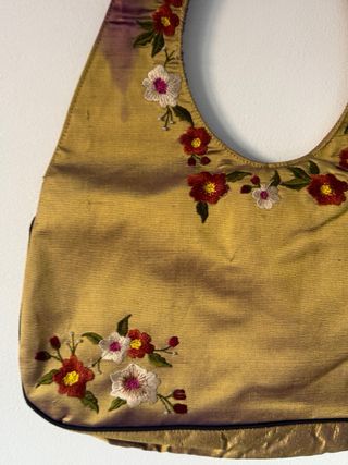 Bolso dorado bordado flores