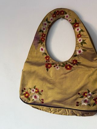 Bolso dorado bordado flores