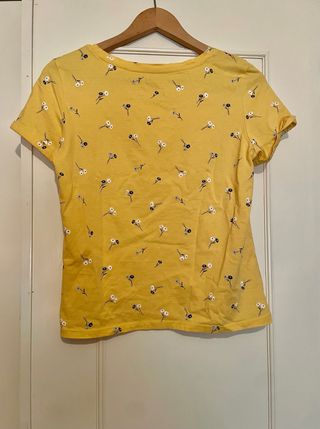 Camiseta amarilla con estampado floral