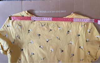 Camiseta amarilla con estampado floral