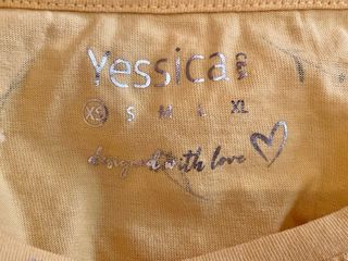 Camiseta amarilla con estampado floral