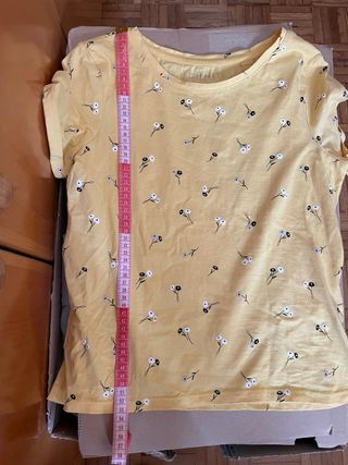 Camiseta amarilla con estampado floral